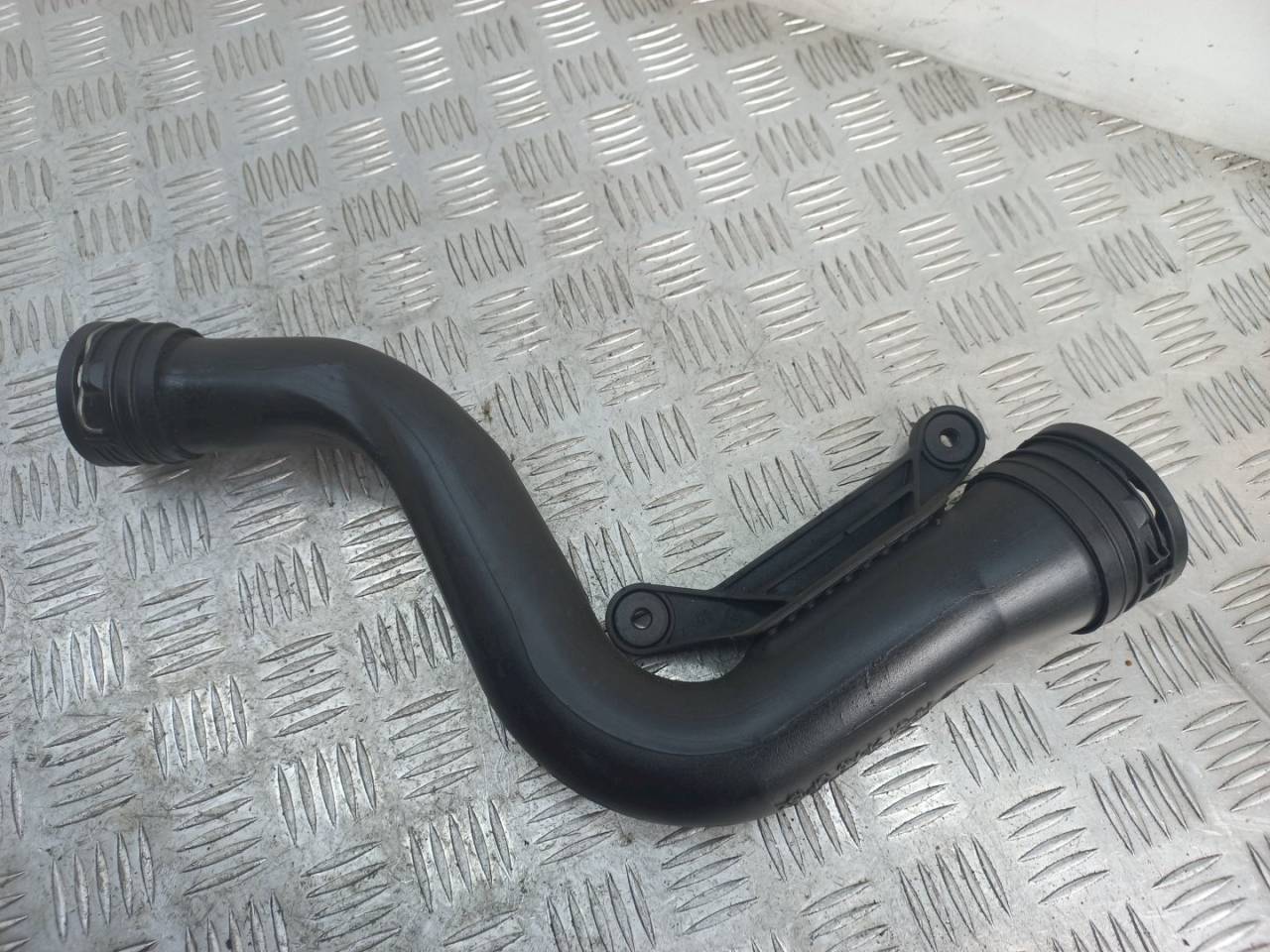 патрубок интеркулера Volkswagen Golf 5 поколение 2005, 1.9 л., TDi, 1K0145762P - фото №1