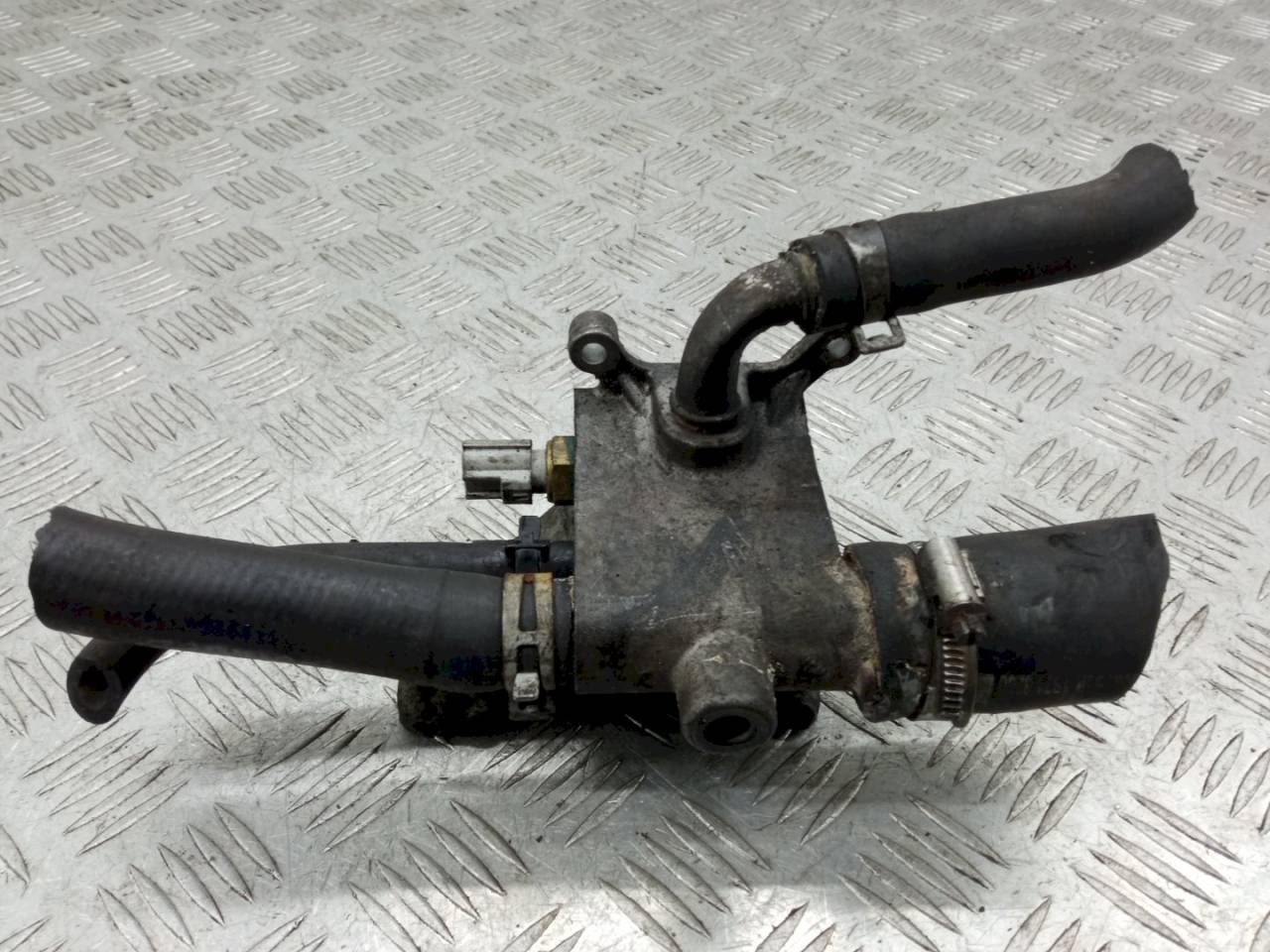 фланец (тройник) системы охлаждения Ford C-Max 1 поколение 2005, 1.8 л., i, 1S7G-8K556-AH - фото №1