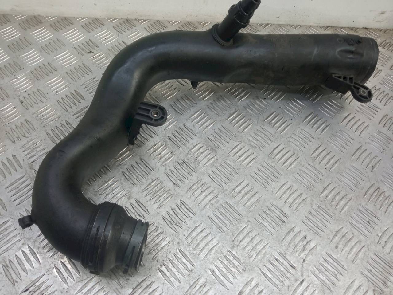 патрубок интеркулера Skoda Octavia 2 поколение (A5) 2006, 2.0 л., TDi, 1K0129654K - фото №1