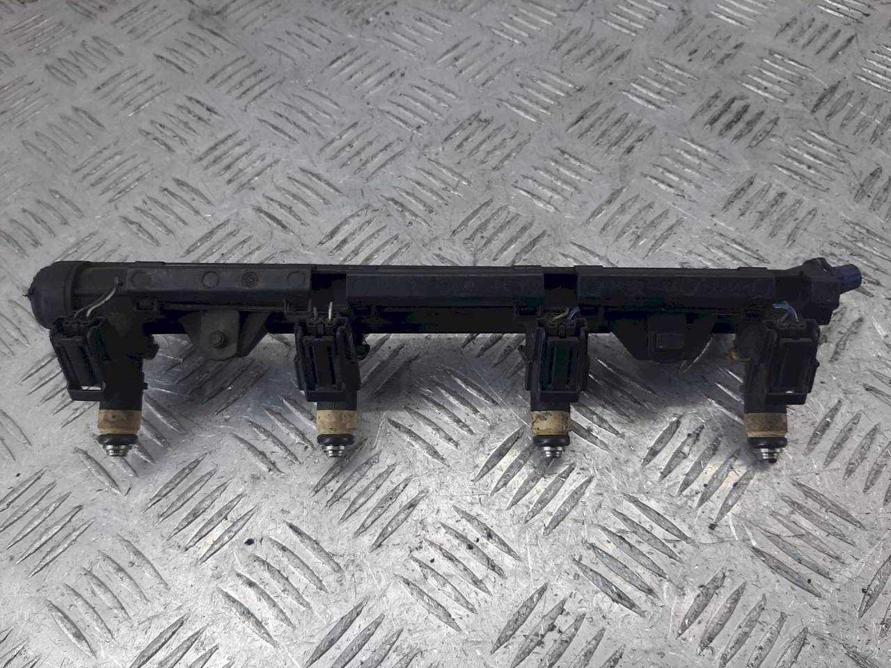 топливная рампа Volkswagen Golf 4 поколение 2002, 1.4 л., i, 036971824A - фото №1