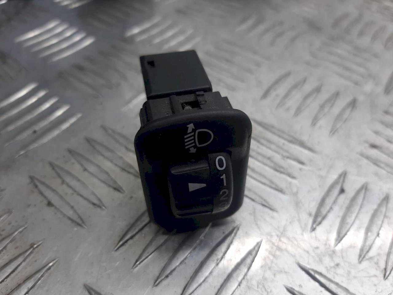 кнопка корректора фар Daihatsu Terios 1 поколение J100 2004 - фото №1