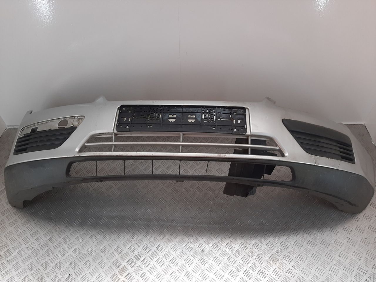 бампер передний Ford Focus 2 поколение 2008, 1.6 л., i, HXDA, бензин, МКПП - фото №1