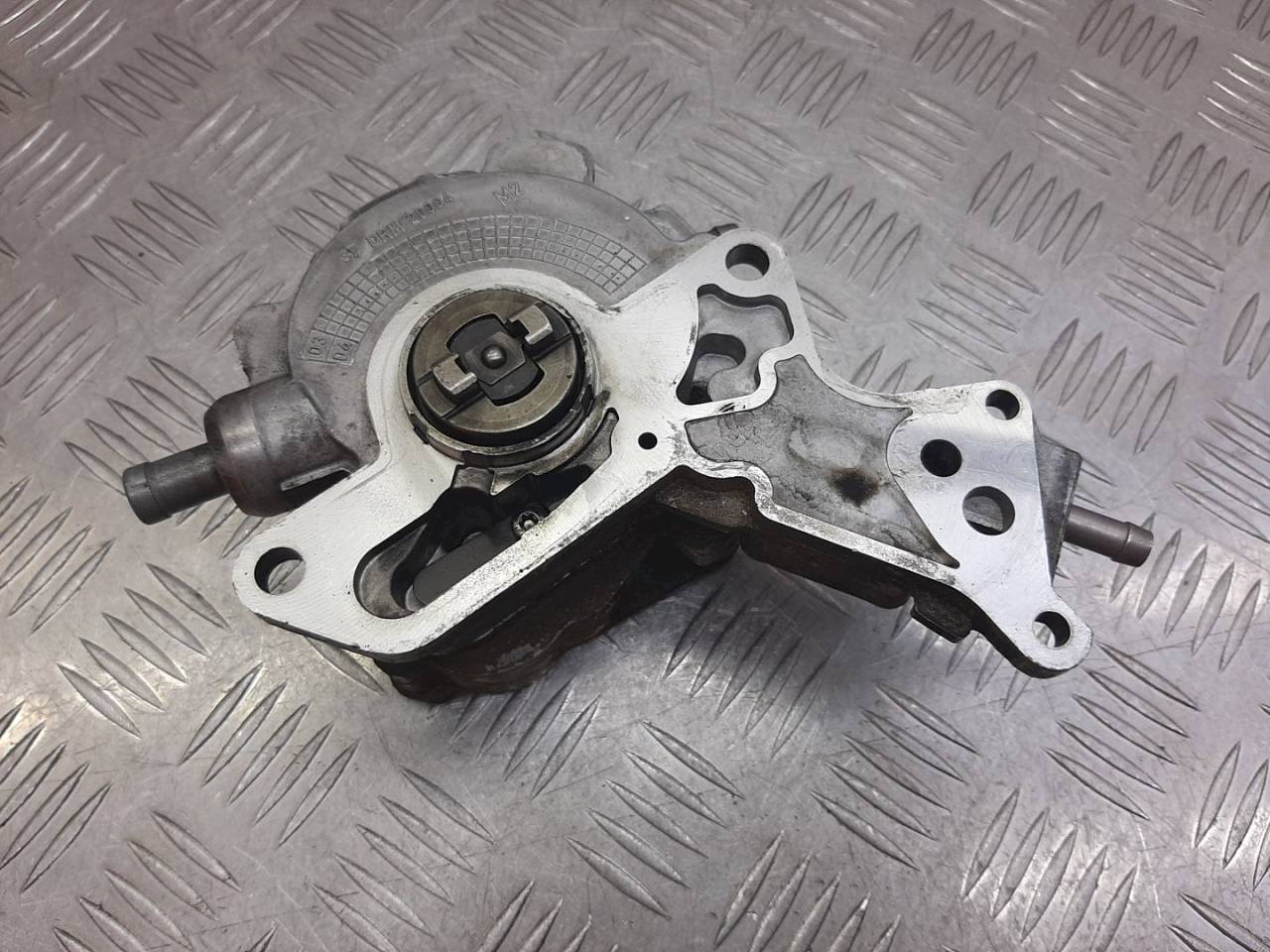 насос вакуумный Volkswagen Golf 4 поколение 2004, 1.9 л., TDi, 038145209E - фото №1