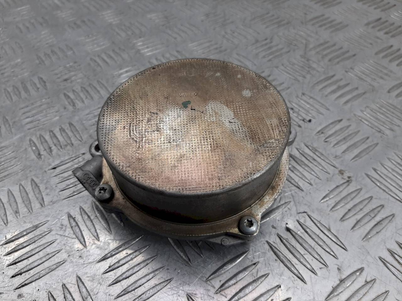 насос вакуумный Volkswagen Touareg 1 поколение 2006, 3.0 л., TDi, 057145100T - фото №1