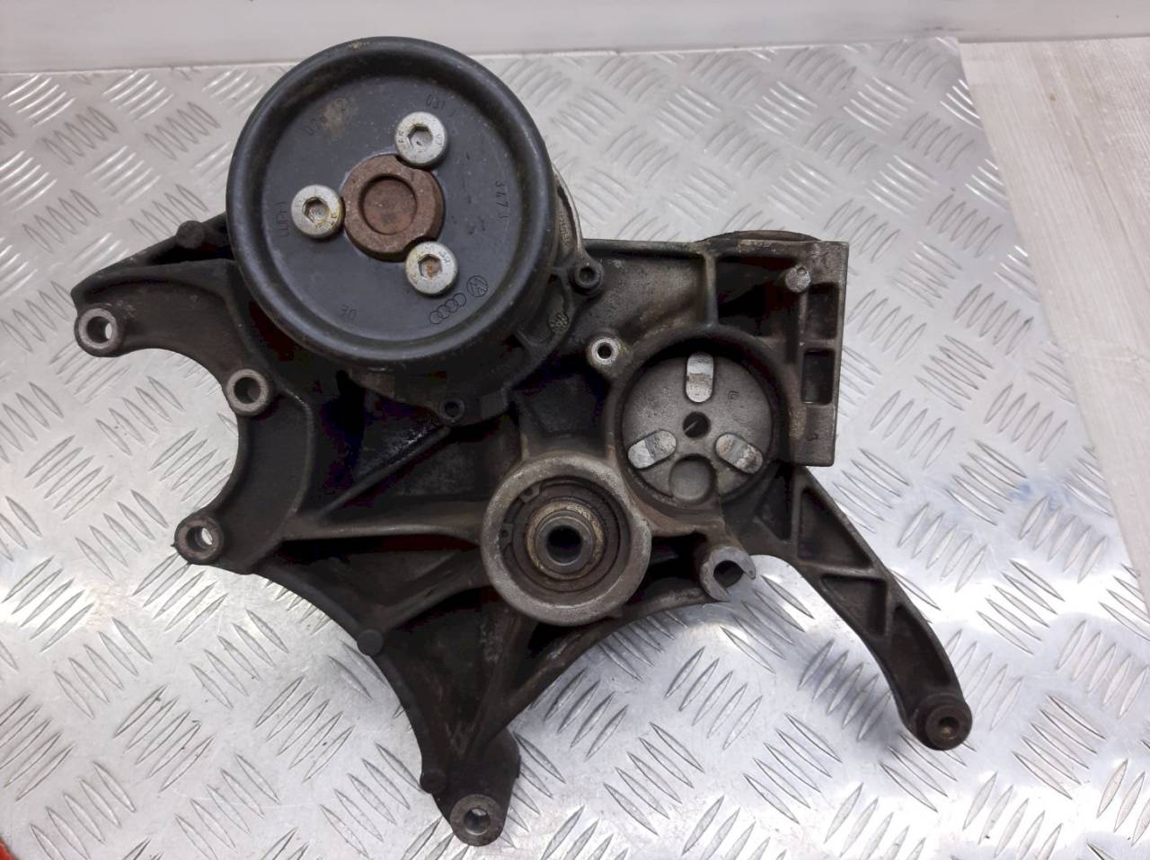 кронштейн генератора Audi A4 B5 1998, 028903143AF - фото №1