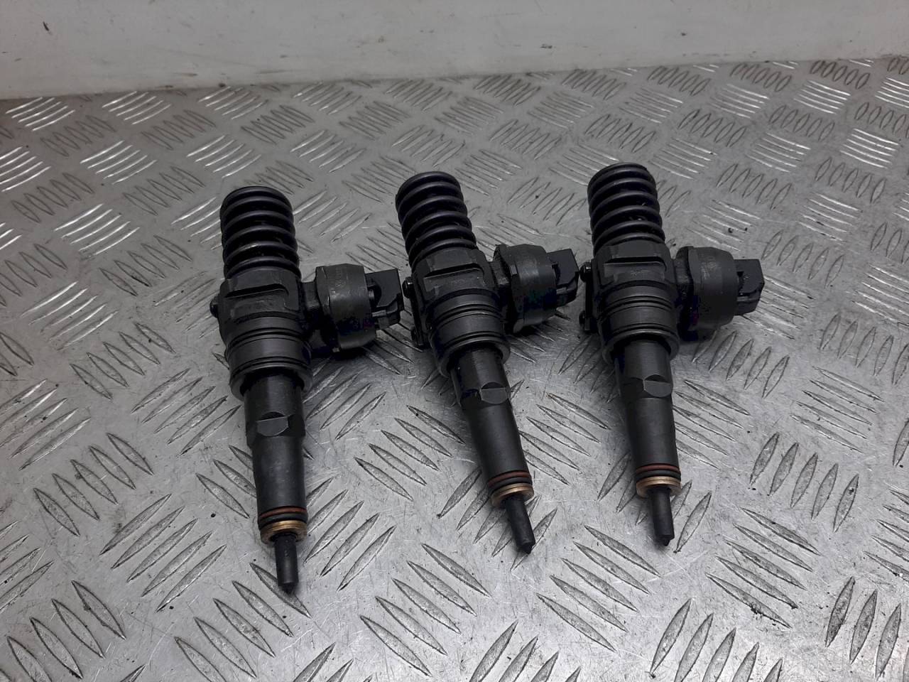 форсунка Volkswagen Passat B5 2001, 038130073AG - фото №1