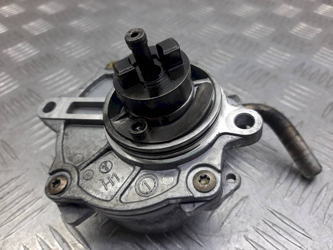 насос вакуумный Mercedes-Benz M-Класс W163 2001, 2.7 л., CDi, A6112300065 - фото №1