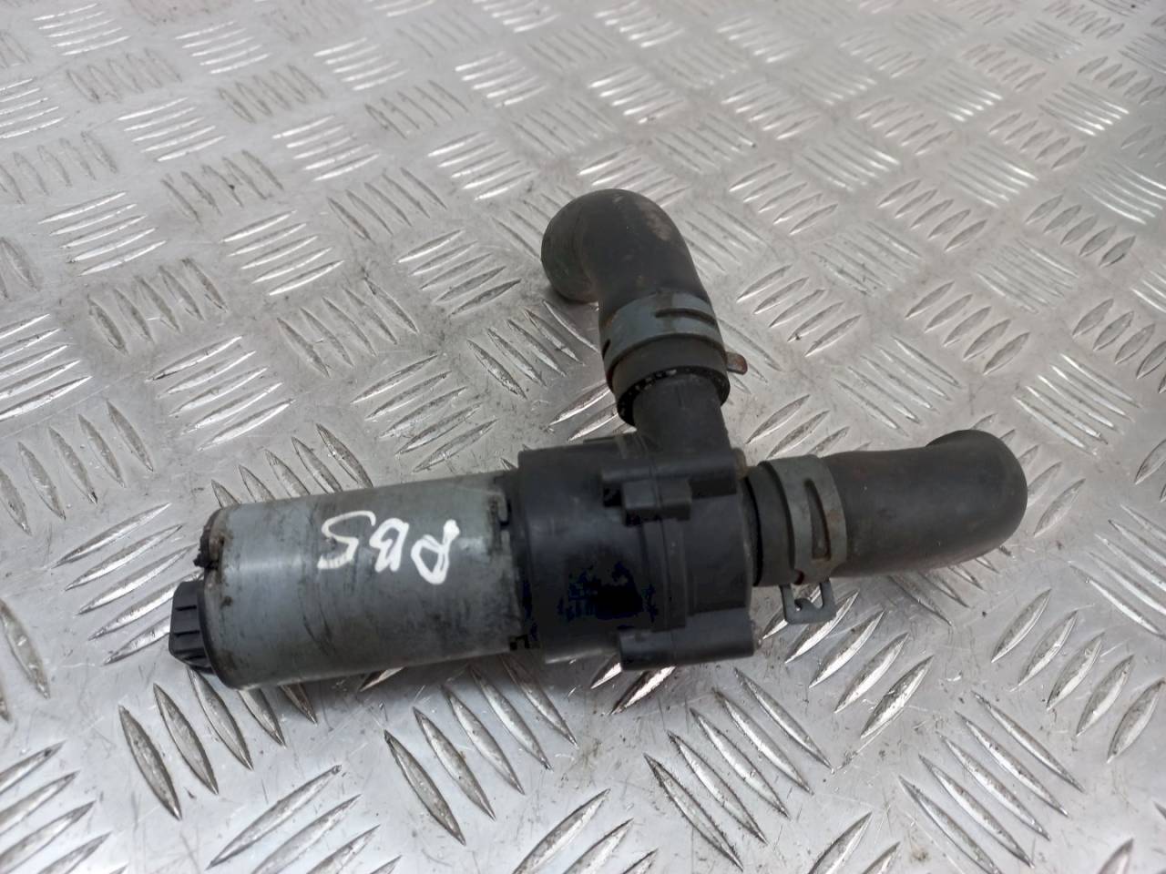 насос антифриза дополнительный Volkswagen Passat B5 2001, 1.9 л., TDi, 392020024 - фото №1