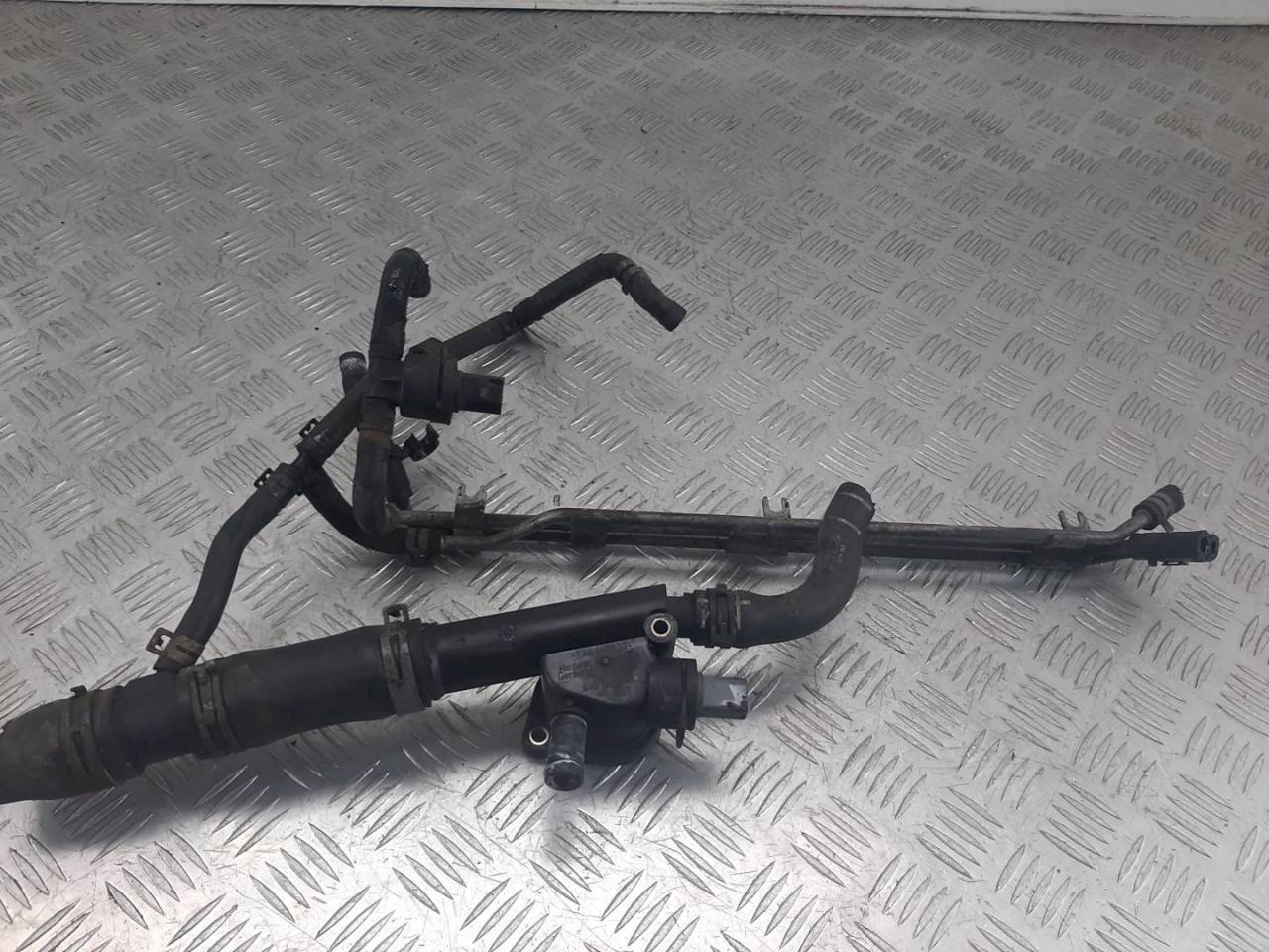 корпус термостата Volkswagen Golf 4 поколение 2002, 1.9 л., TDi, 038121132D - фото №1