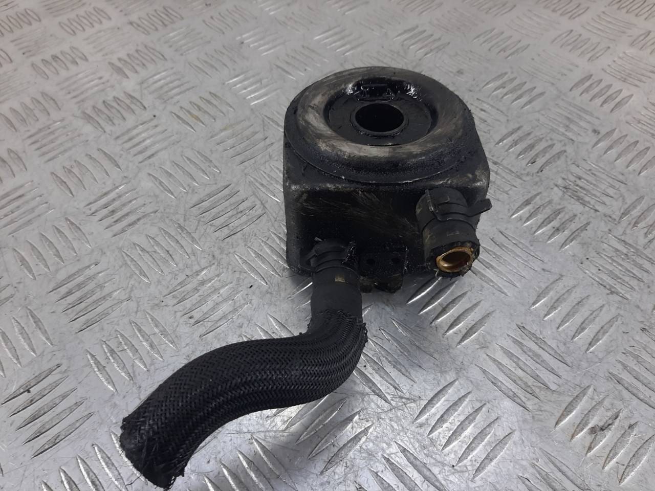 теплообменник масляного фильтра Citroen C8 1 поколение 2005, 2.2 л., дизель - фото №1