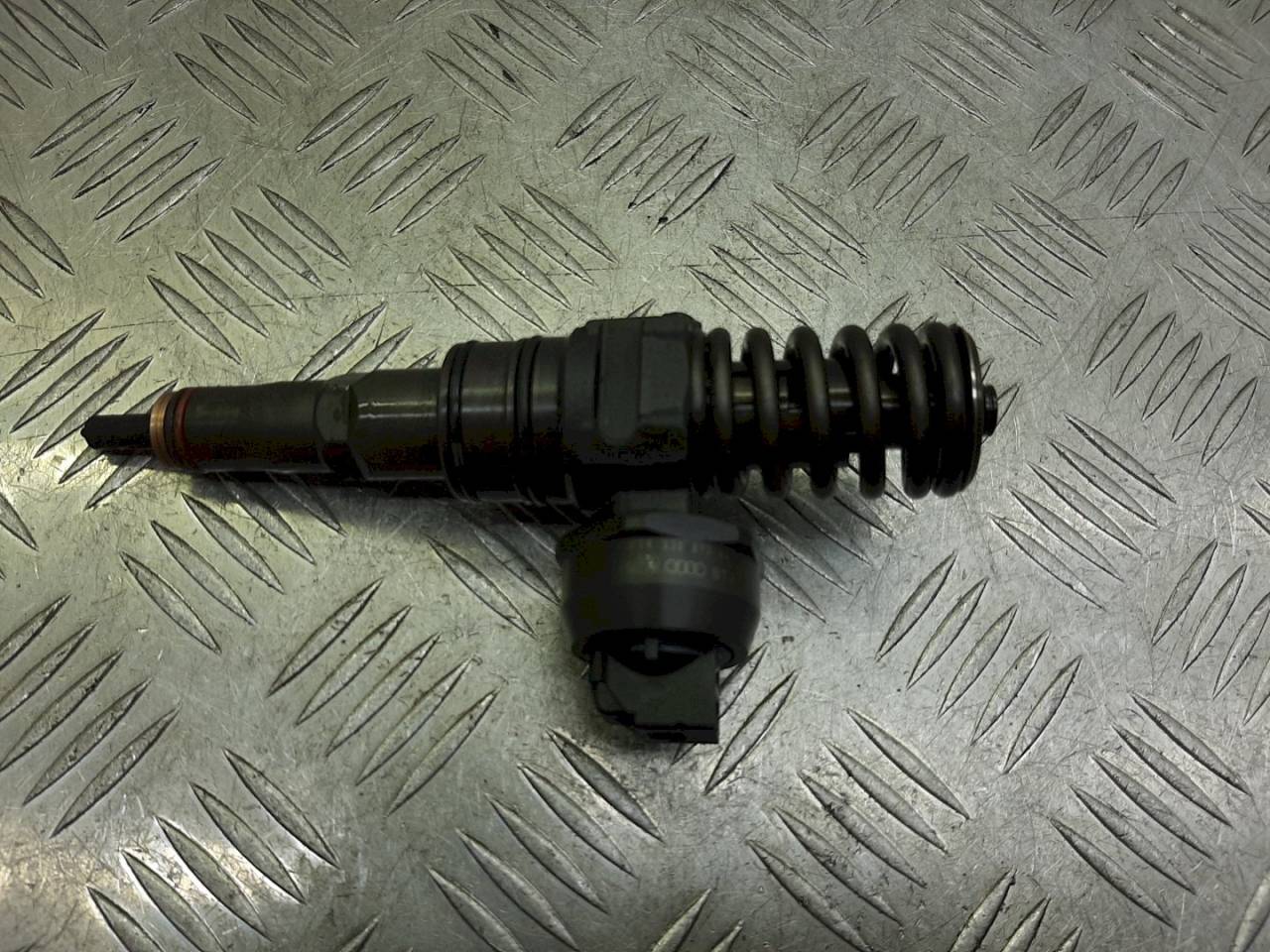 форсунка Volkswagen Golf 5 поколение 2005, 1.9 л., TDi, 038130073AG - фото №1