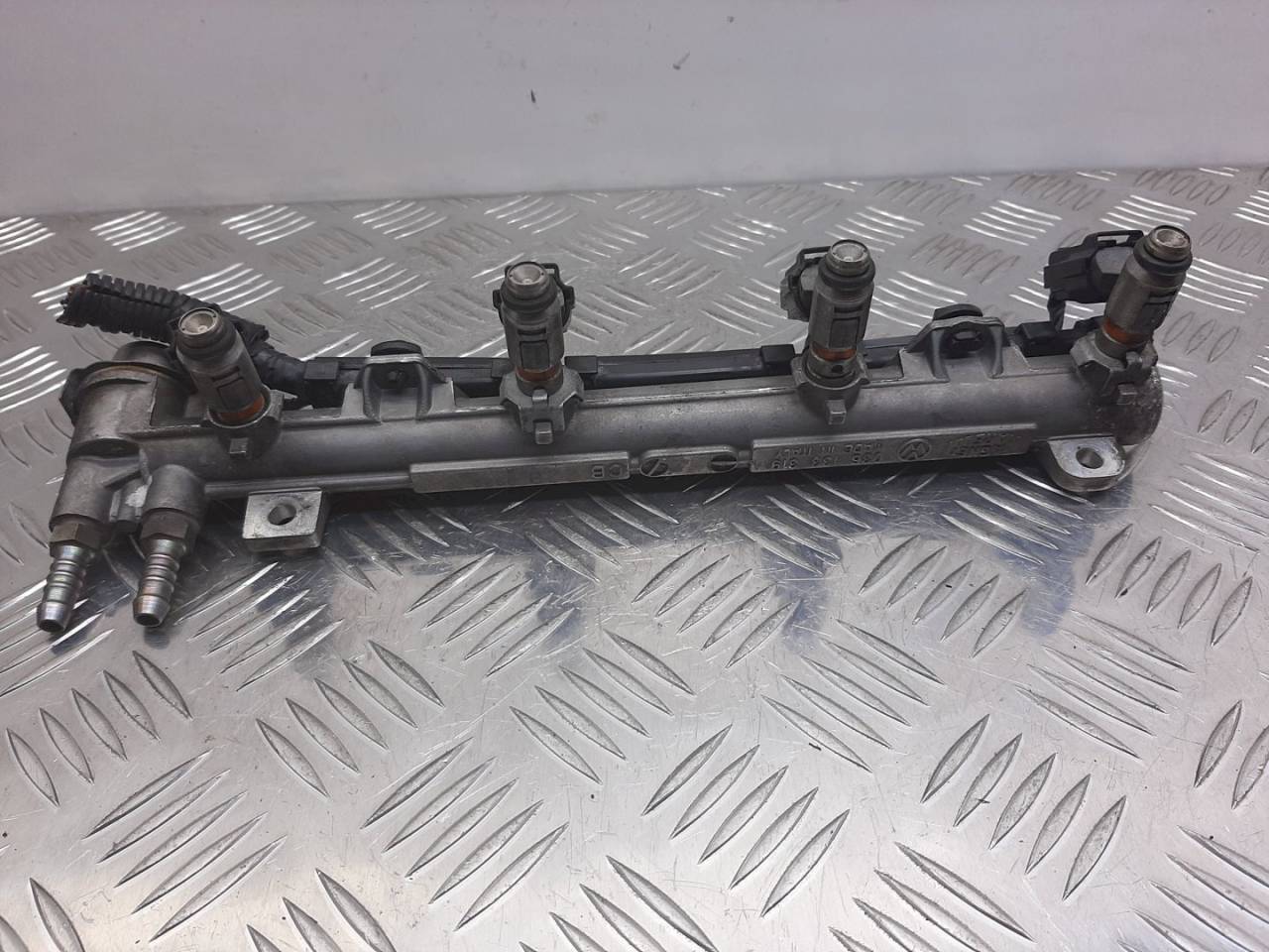 топливная рампа Volkswagen Golf 4 поколение 2003, 1.4 л., i, 36133319 - фото №1