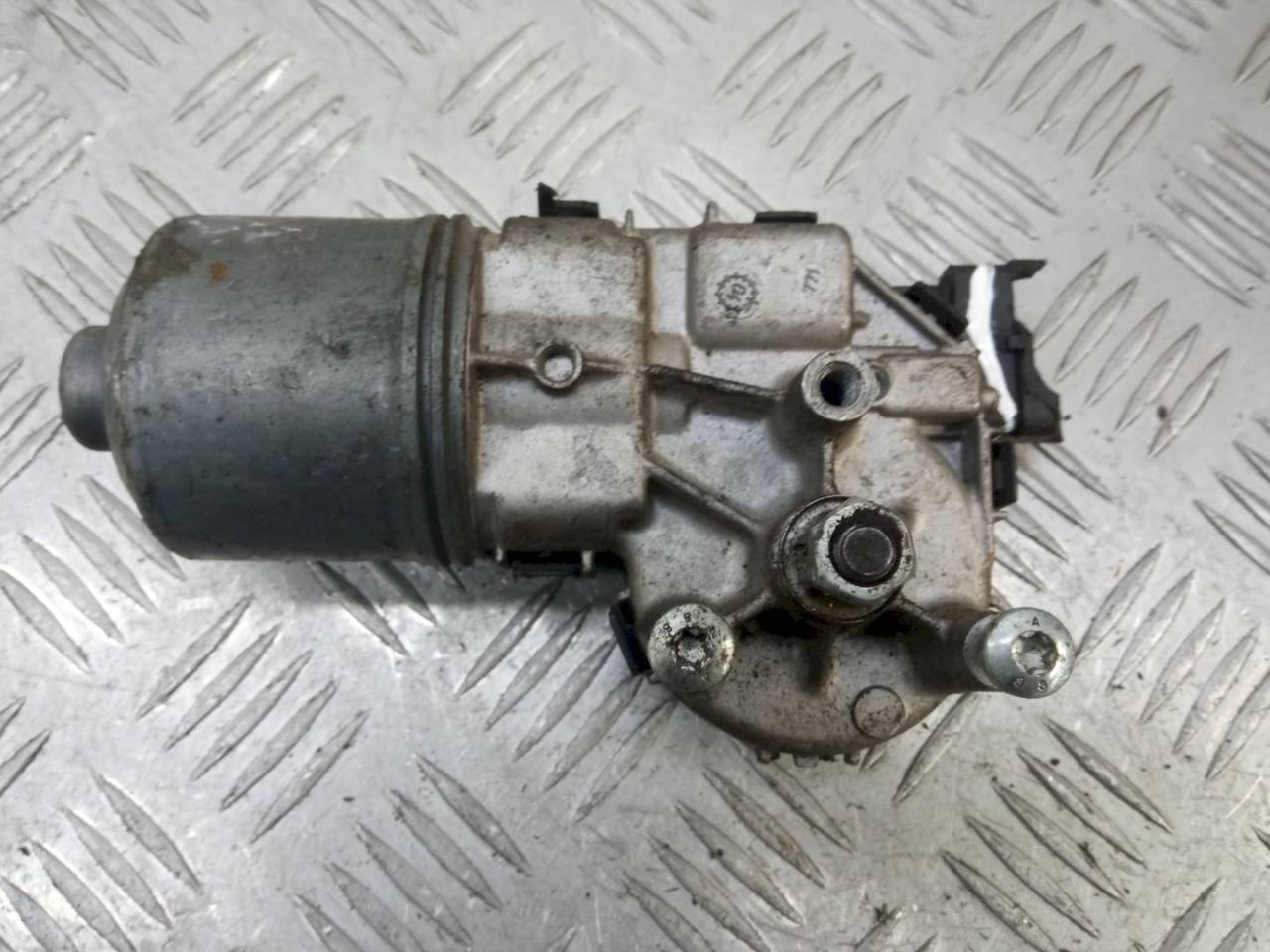 моторчик передних стеклоочистителей (дворников) Volkswagen Passat B5 1999, 390241527 - фото №1