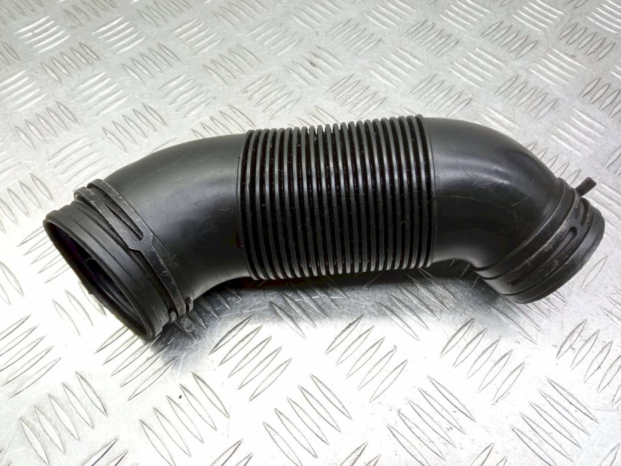 патрубок воздушного фильтра Volkswagen Sharan 1 поколение 2000, 1.9 л., TDi, 7M3129627C - фото №1
