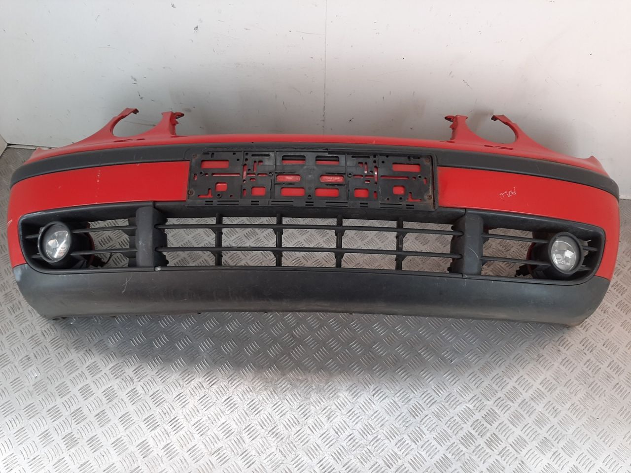 бампер передний Volkswagen Polo 4 поколение 2004 - фото №1