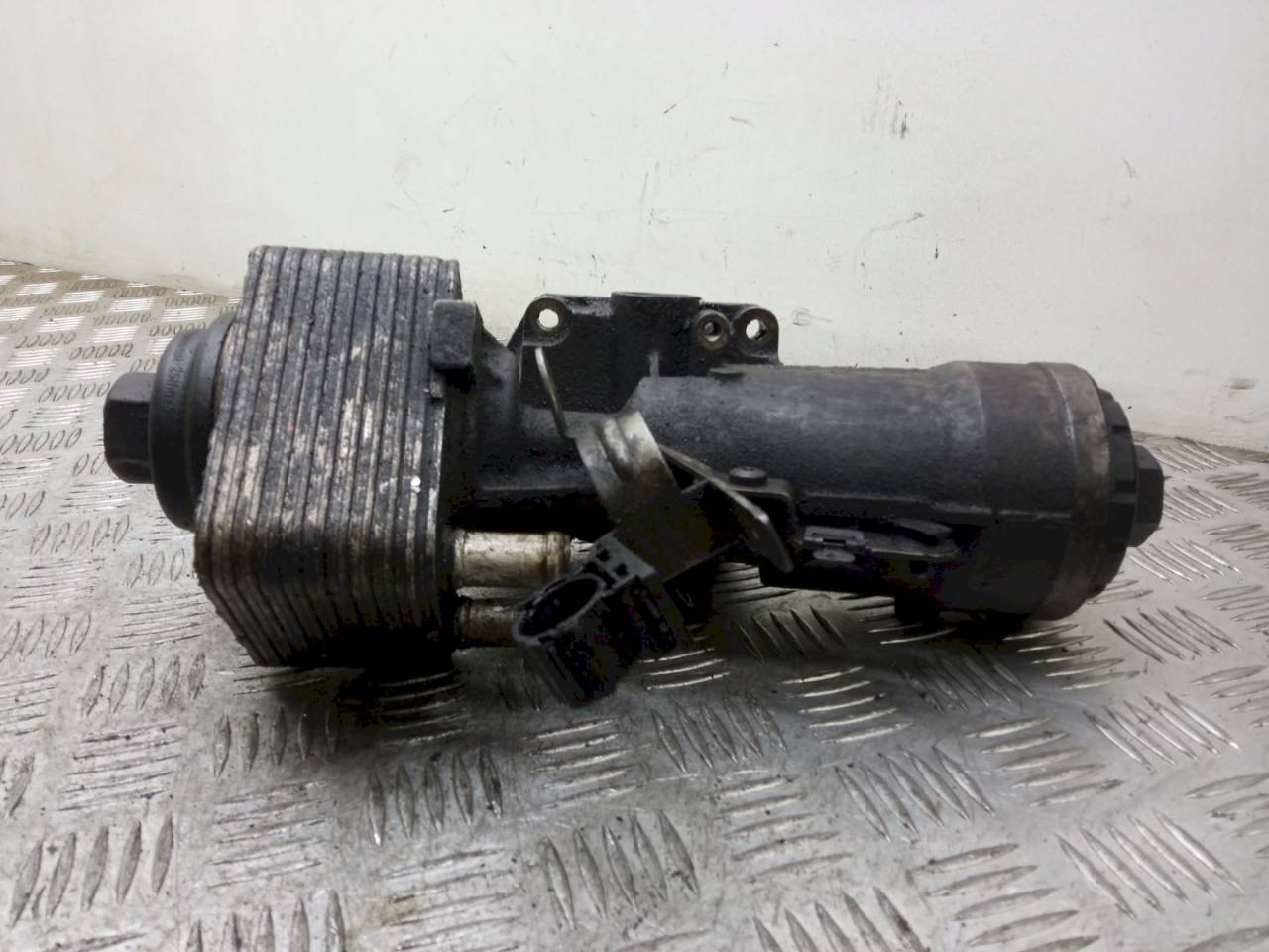 теплообменник масляного фильтра Volkswagen Golf 5 поколение 2006, 2.0 л., TDi, 045115389E - фото №1