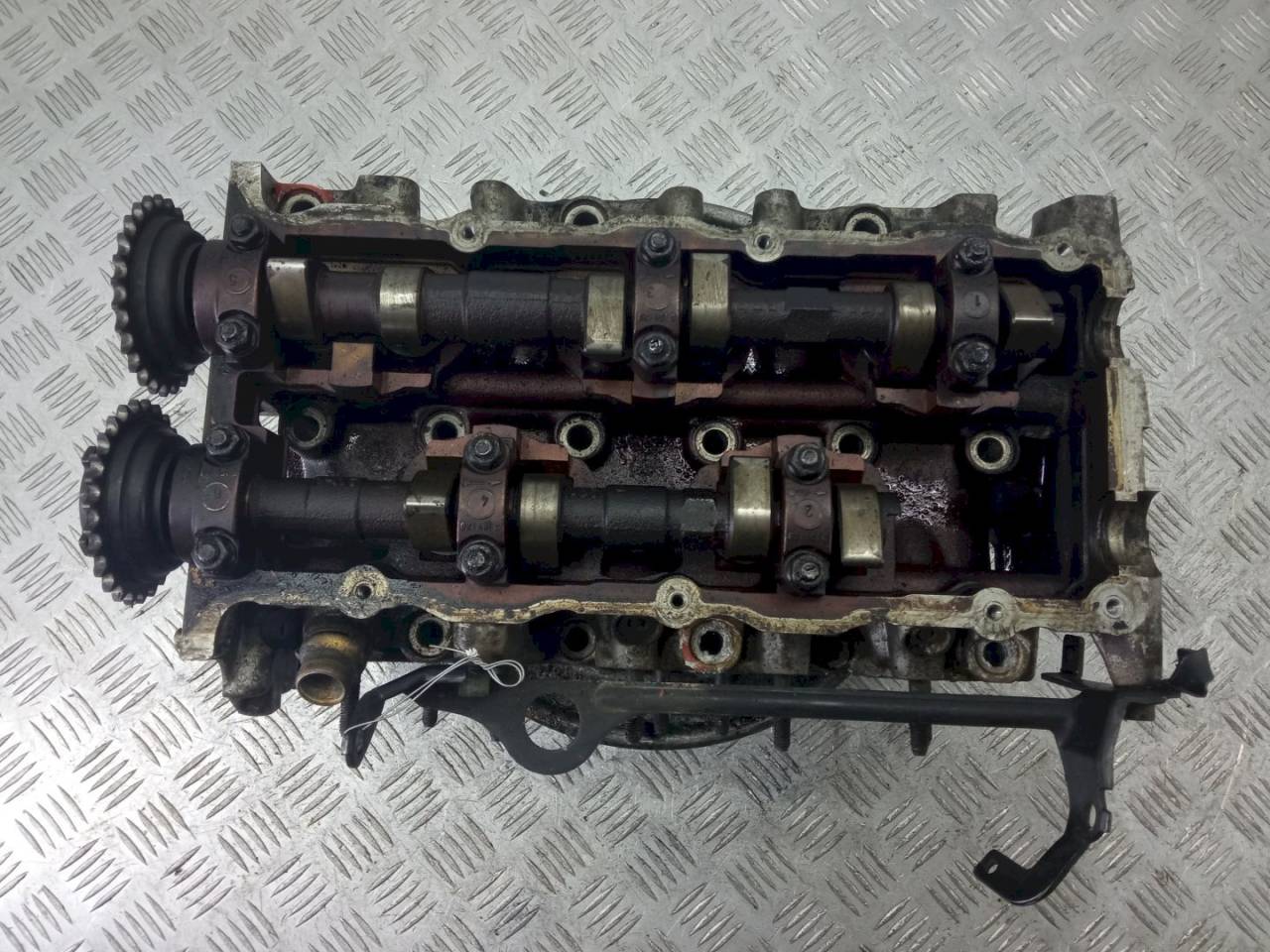 головка блока цилиндров Volkswagen Passat B5 2000, 2.3 л., i, 71103373 - фото №1