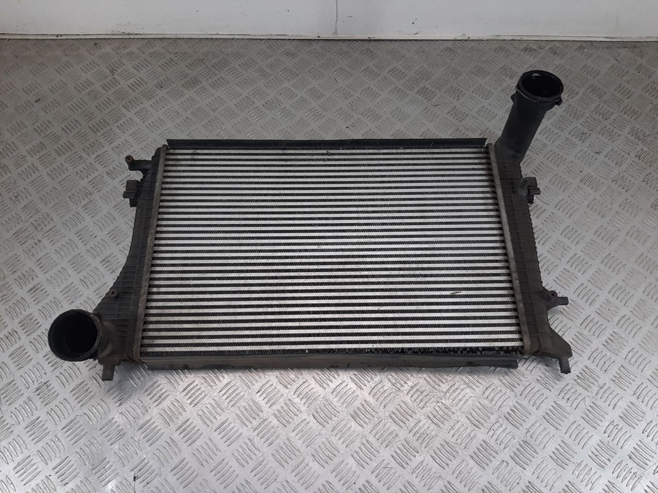 интеркулер Volkswagen Caddy 3 поколение 2008, 1.9 л., BLS, дизель, АКПП, минивэн - фото №1