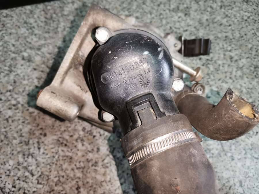 корпус термостата Peugeot Boxer 1 поколение 1999, 2.5 л., TDi, дизель - фото №1