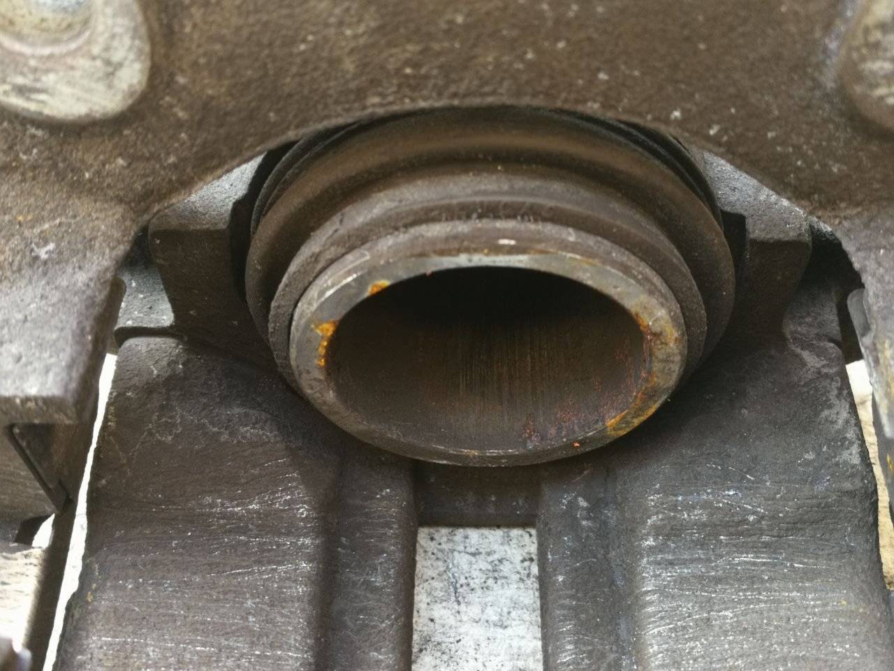 суппорт передний правый Renault Logan 1 поколение 2006 - фото №1