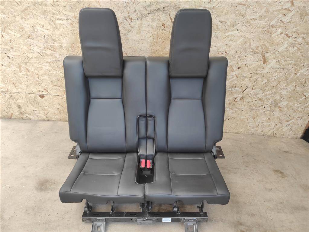 Сиденье третий ряд Land Rover Discovery Sport 1 поколение L550 2017, 2.0 л., дизель, АКПП, передний привод - фото №1