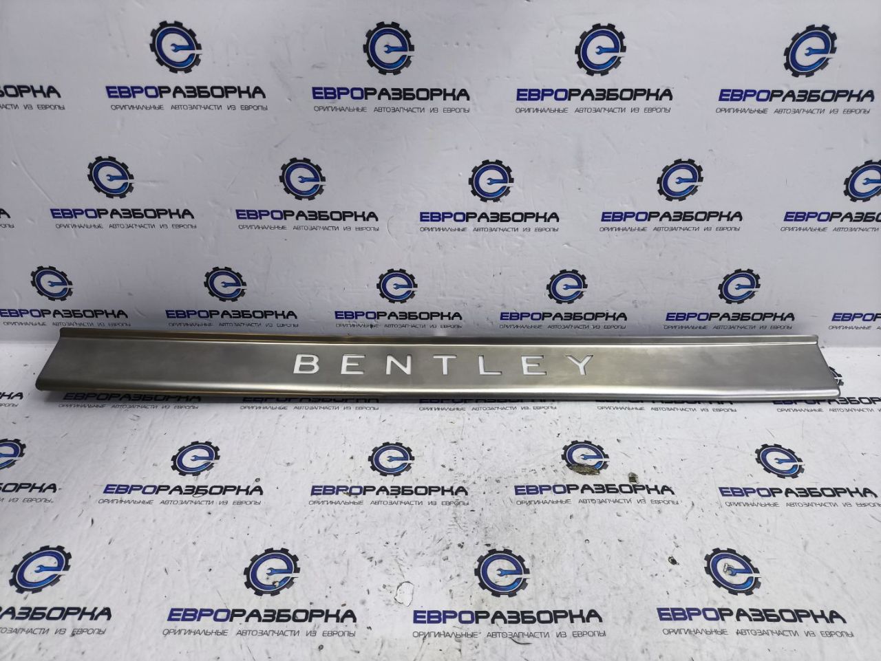 накладка на порог внутренняя Bentley Continental GT 3 поколение 2023, 4.0 л., CVD, бензин, АКПП, красный, купе, полный привод, правый руль, 3SD853537L - фото №1