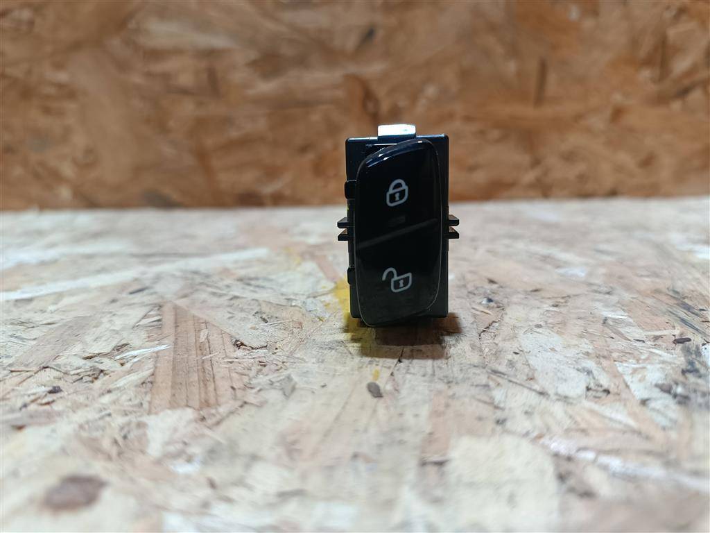 кнопка центрального замка Volvo XC90 2 поколение 2019, 2.0 л., дизель, АКПП, передний привод, 31443863, 31443863 - фото №1