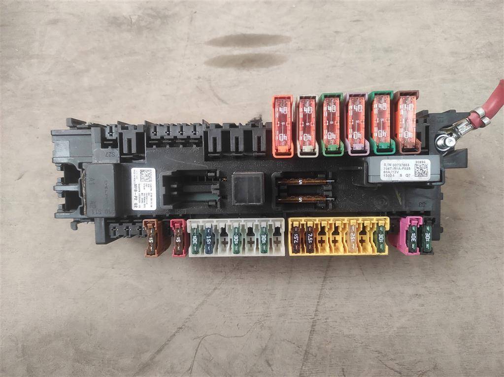 блок предохранителей Mercedes-Benz M-Класс W166 2013, 3.0 л., CDi, дизель, АКПП, передний привод, A1665402350, A1665402350 - фото №1