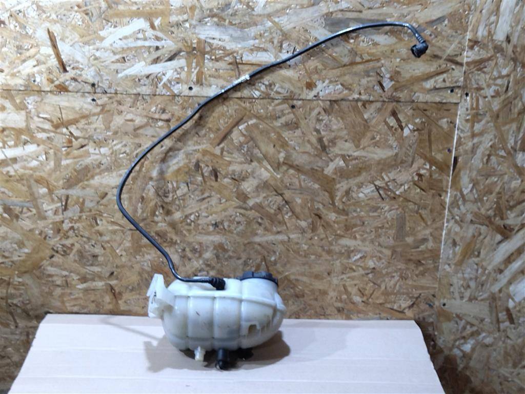 бачок расширительный BMW 2 серия F22/F23 2017, 3.0 л., АКПП, передний привод, 17137642160, 17137642161 - фото №1