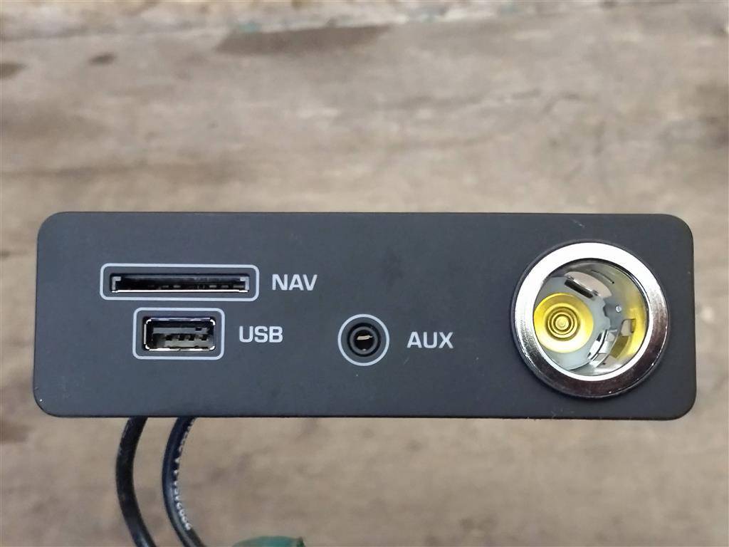 разъем AUX / USB Jaguar XE 1 поколение X760 2015, 2.0 л., дизель, АКПП, передний привод, FK7219C166BC, LR061057, T2H6973, T2H22664, FK7219C166BD, LR085516, T2H6973 - фото №1
