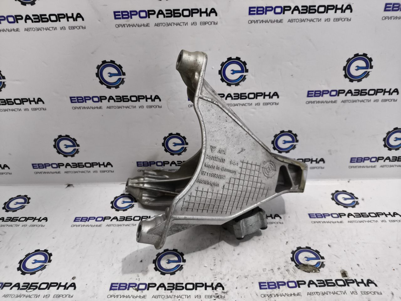 кронштейн двигателя Bentley Continental GT 3 поколение 2023, 4.0 л., CVD, бензин, АКПП, красный, купе, полный привод, правый руль, 971199308D - фото №1