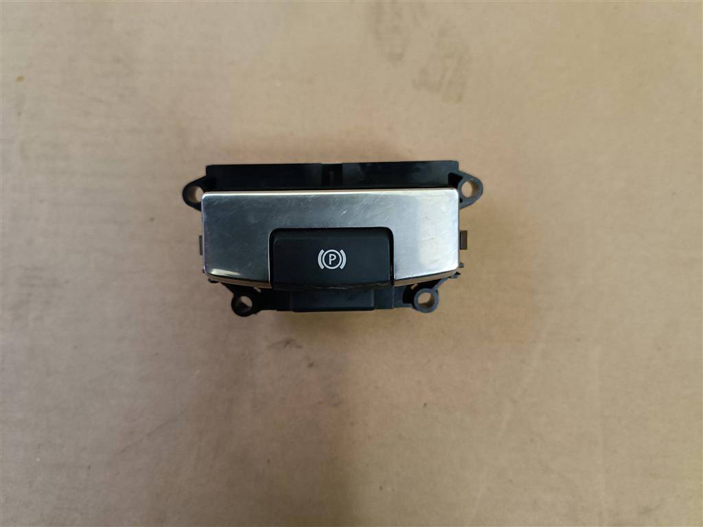 кнопка ручного тормоза (ручника) Land Rover Range Rover 4 поколение L405 2015, 4.4 л., дизель, АКПП, полный привод, правый руль, LR070379, CPLA2B623AD, LR133124, CPLA2B623AE, LR070379 - фото №1