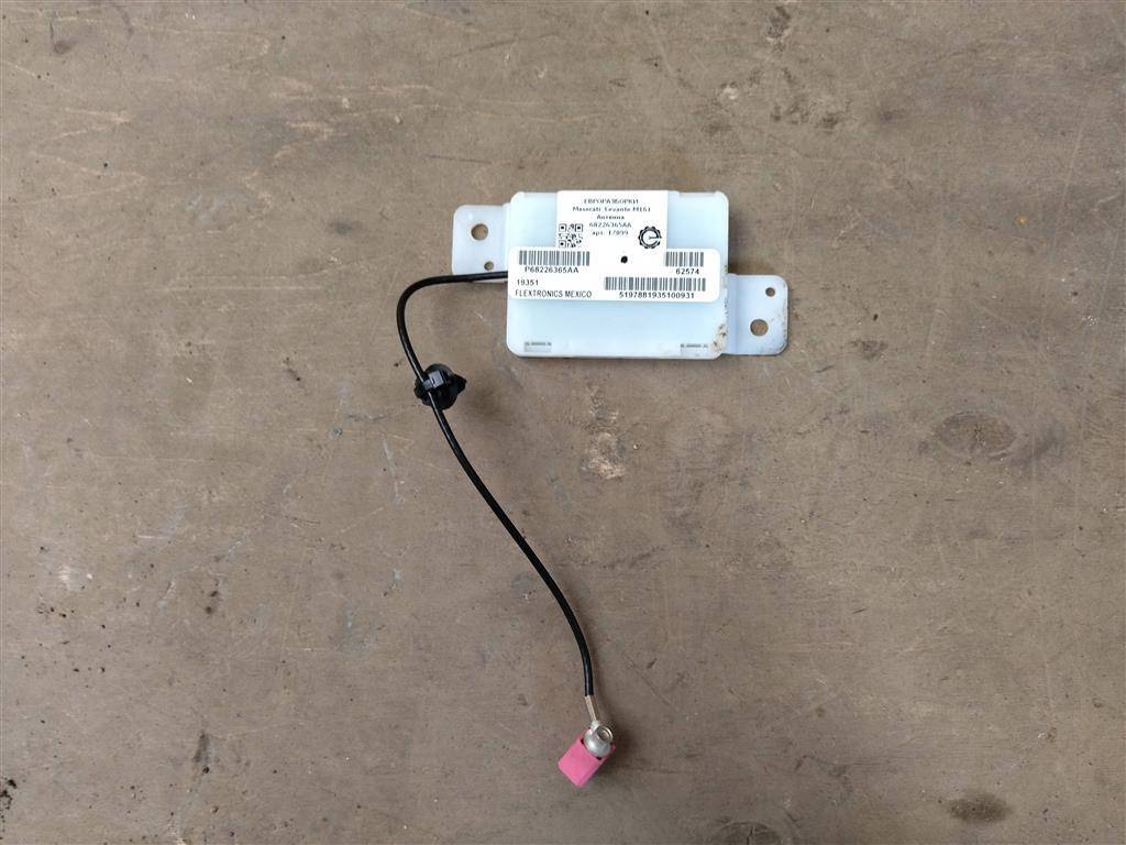 антенна Maserati Levante 1 поколение M161 2020, 3.0 л., дизель, АКПП, передний привод, 68226365AA, 68226365AA - фото №1