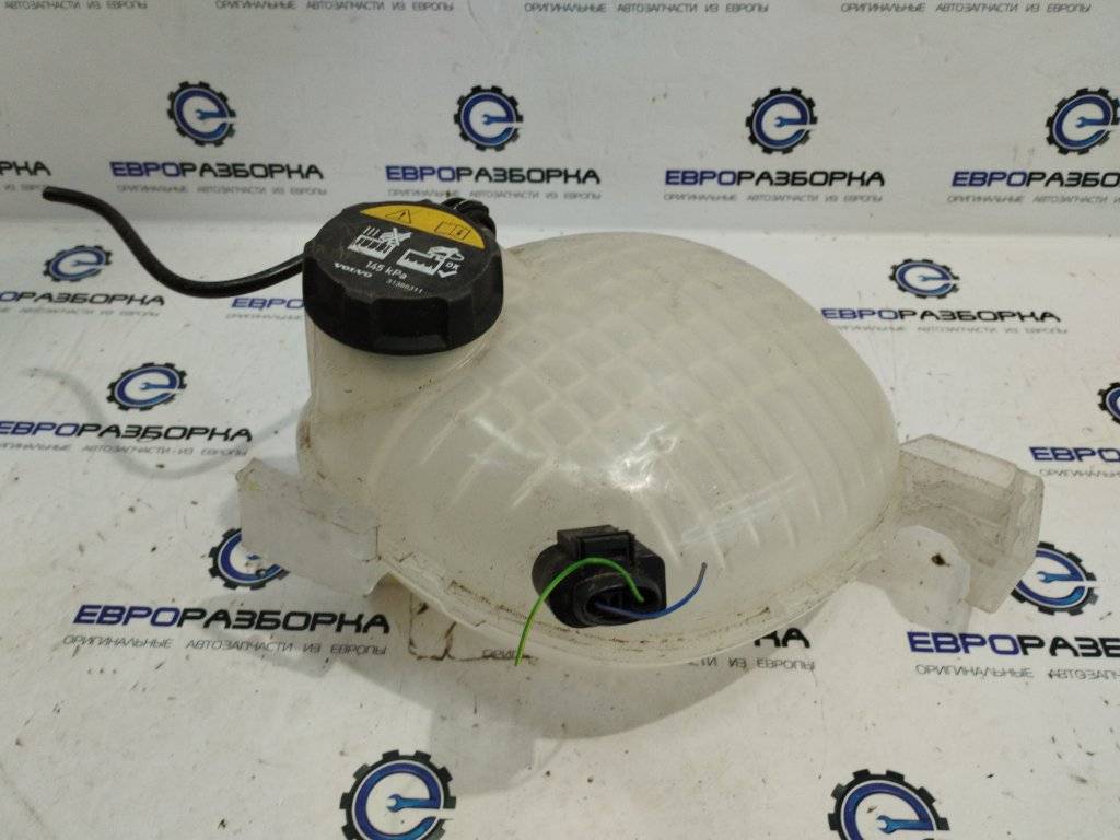 бачок расширительный Volvo XC40 1 поколение 2020, 1.5 л., бензин, denim blue, правый руль, 31439768 - фото №1