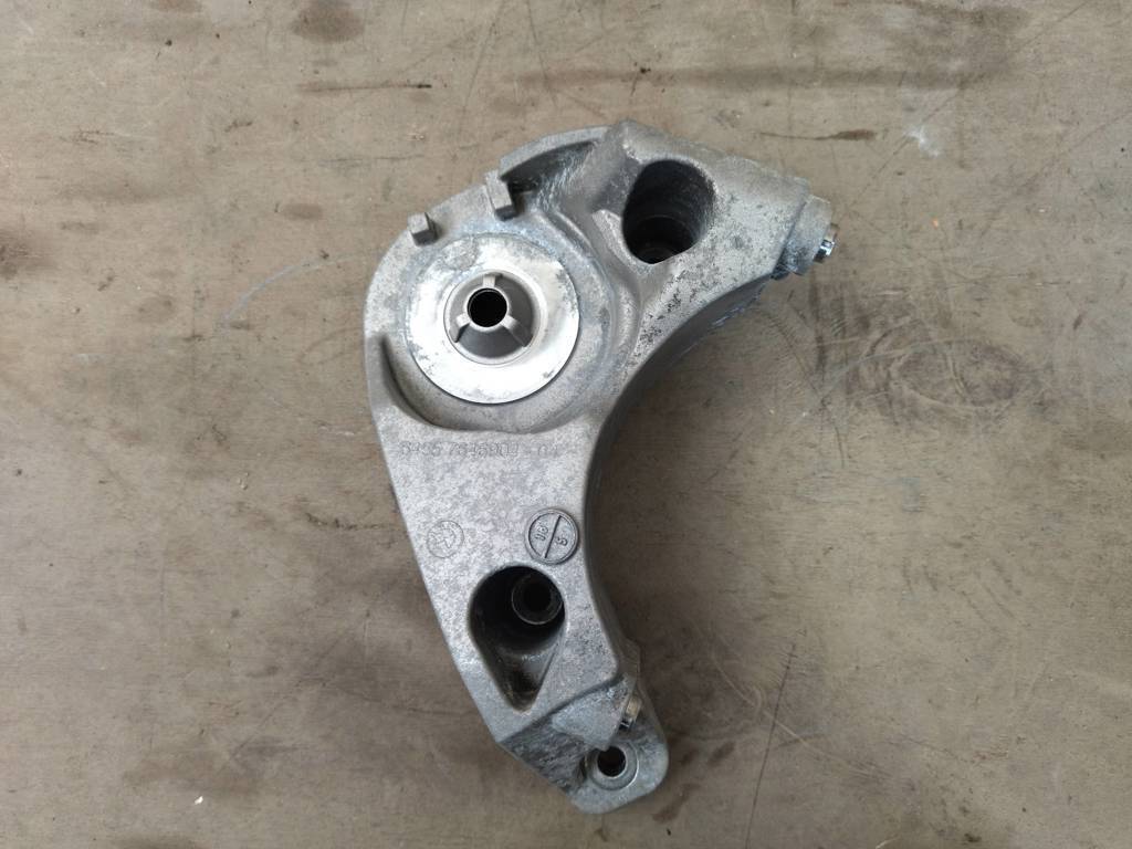 кронштейн (крепление) BMW M5 F90 2018, 4.0 л., бензин, АКПП, передний привод, 64557646904, 64557646905 - фото №1