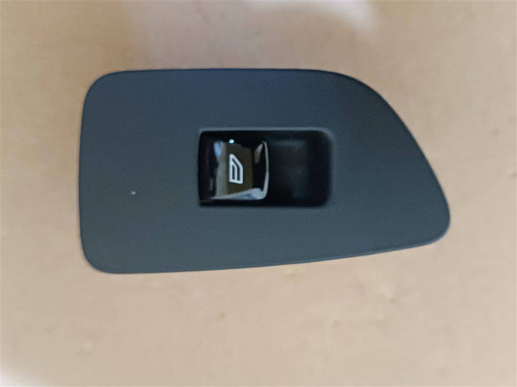 кнопка стеклоподъемника двери Volvo XC90 2 поколение 2019, 2.0 л., бензин, АКПП, передний привод, 31376458, 31376458 - фото №1