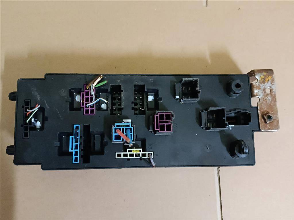 блок предохранителей Land Rover Range Rover 4 поколение L405 2015, 4.4 л., дизель, АКПП, полный привод, правый руль, LA-14A073-BB, LA14A073BB - фото №1