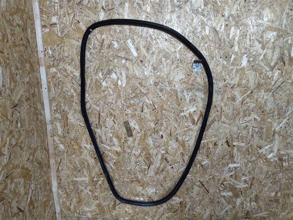 уплотнитель двери Volvo XC90 2 поколение 2019, 2.0 л., дизель, АКПП, передний привод, 31457674, 31457674 - фото №1