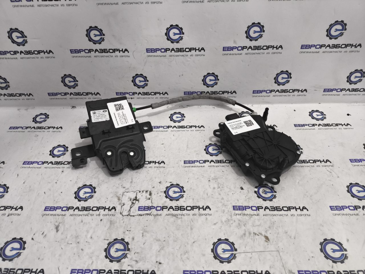 замок багажника Land Rover Range Rover 4 поколение L405 2015, 4.4 л., дизель, АКПП, полный привод, правый руль, LR048311, CPLA442A67BC, LR072586, CPLA442A67BE - фото №1