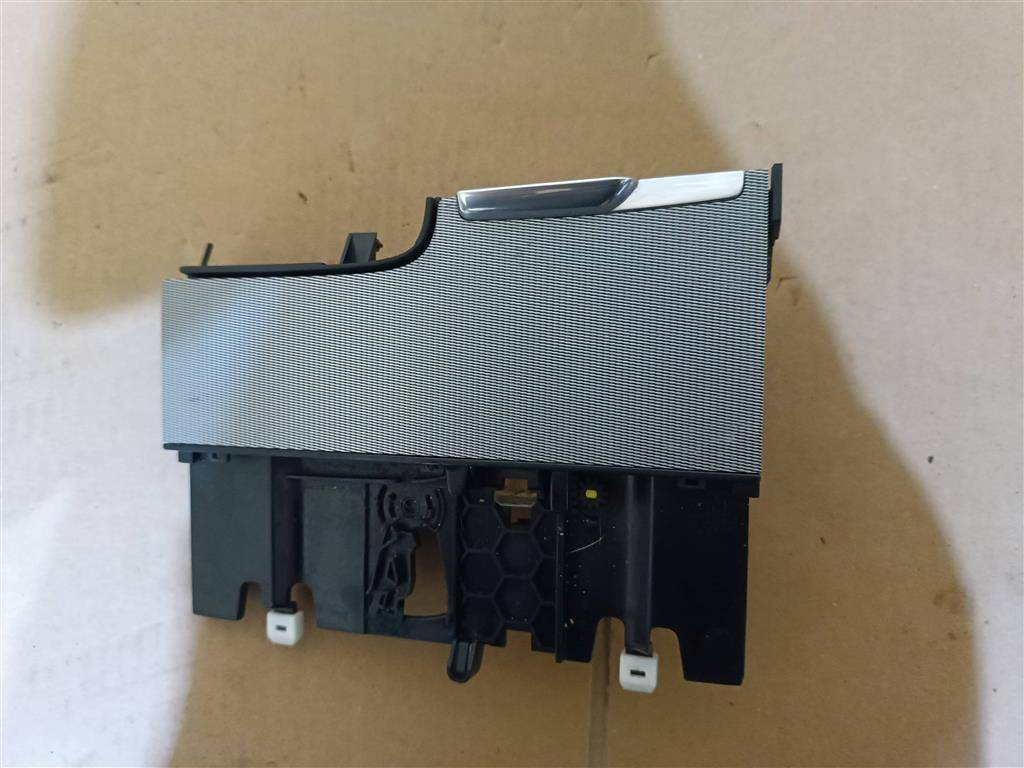 пепельница Volvo XC90 2 поколение 2019, 2.0 л., дизель, АКПП, передний привод, 31389185, 31389185 - фото №1