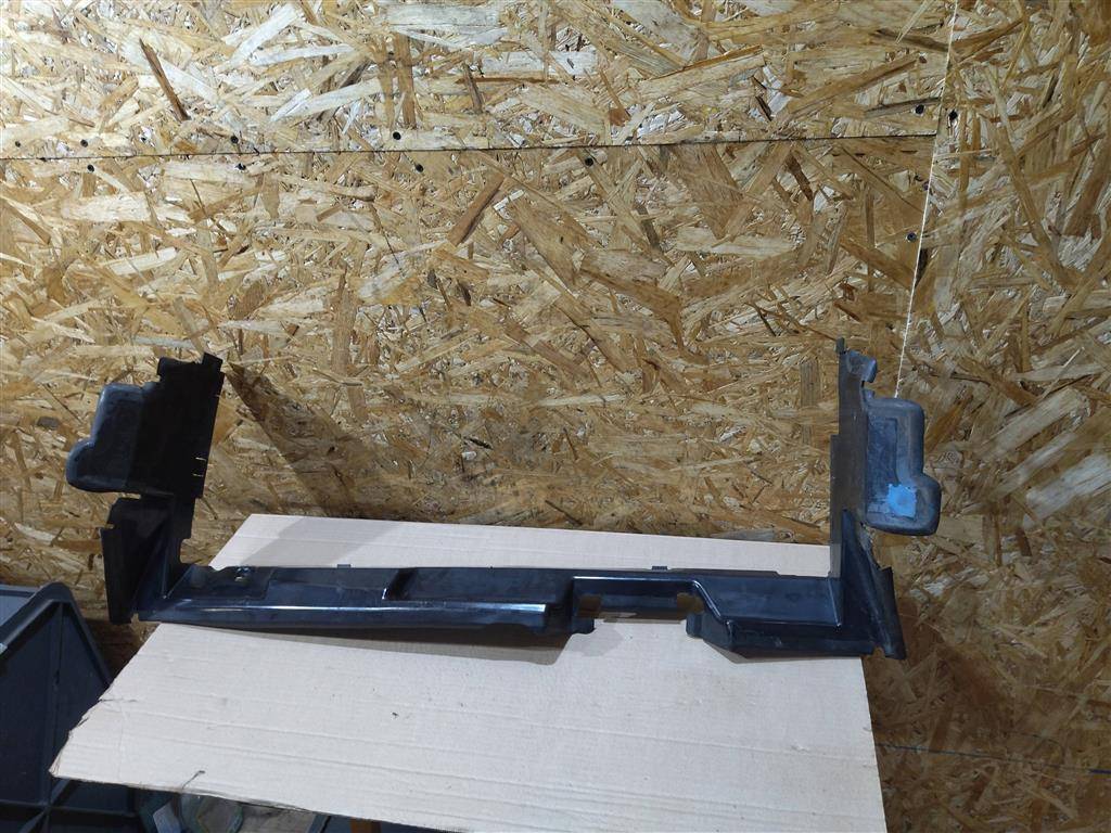 воздуховод (дефлектор) радиатора Land Rover Discovery Sport 1 поколение L550 2019, 2.0 л., дизель, АКПП, передний привод, LR070415, GK728327AB - фото №1