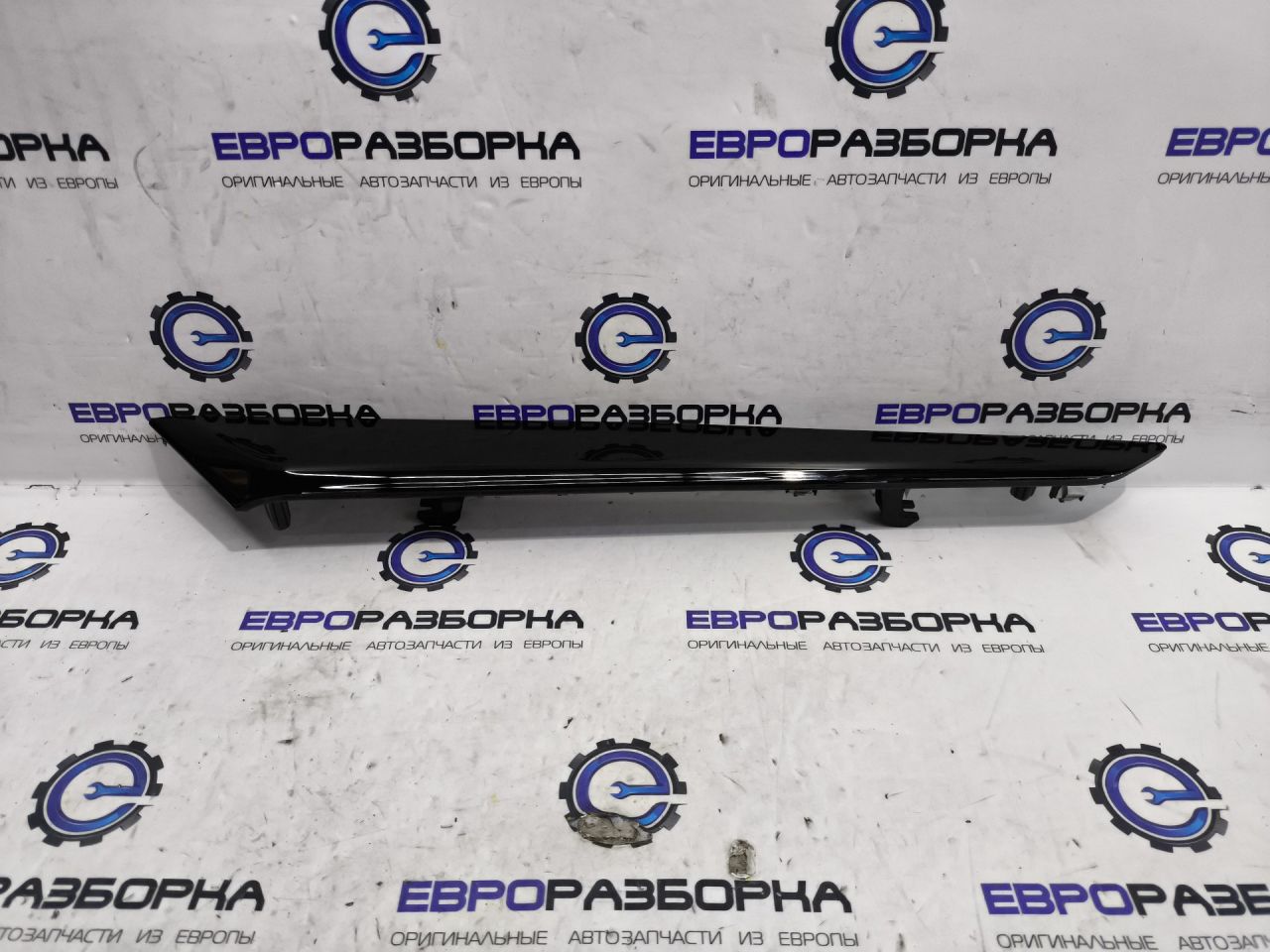 молдинг двери задней правой Maserati Levante 1 поколение M161 2019, 3.0 л., бензин, АКПП, 670040546 - фото №1