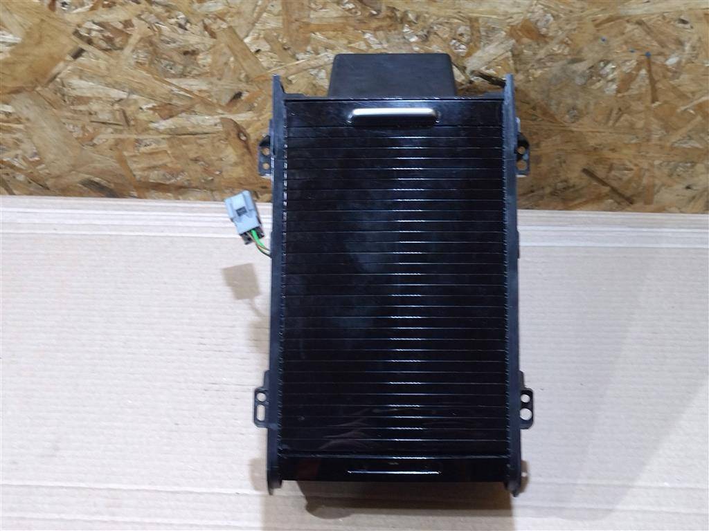 подстаканник Land Rover Discovery Sport 1 поколение L550 2019, 2.0 л., дизель, АКПП, передний привод, FK72045H62BW, FK72045H62BW - фото №1