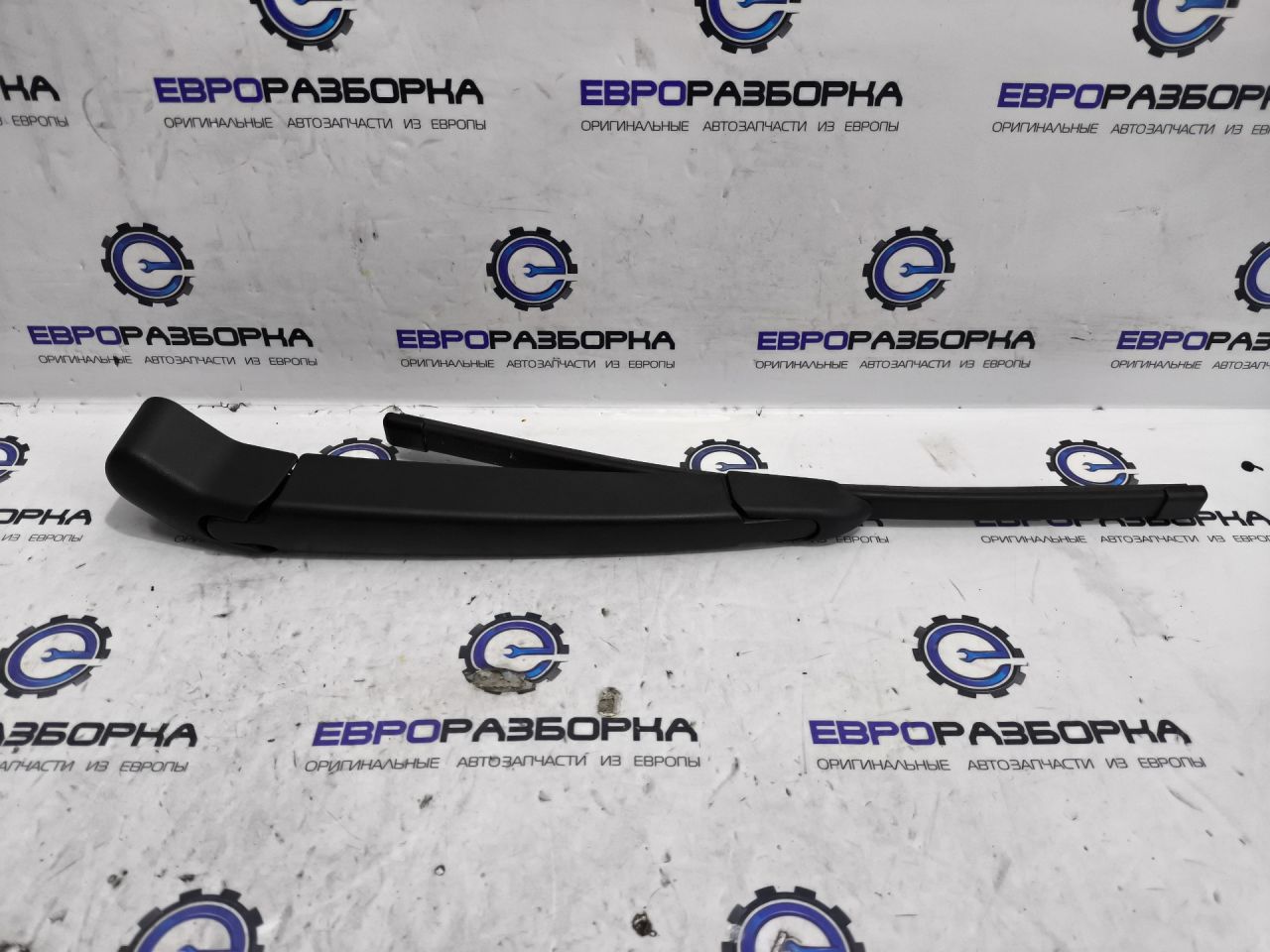 щеткодержатель задний Maserati Levante 1 поколение M161 2019, 3.0 л., бензин, АКПП, 670107927, 670032340 - фото №1