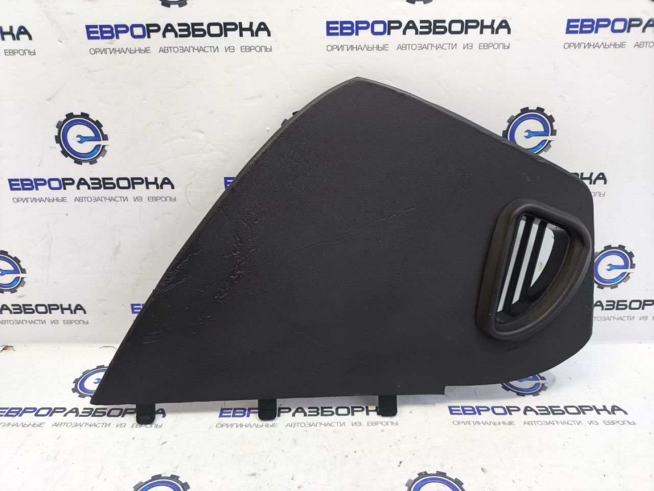 крышка торпеды боковая Bentley Continental GT 3 поколение 2023, 4.0 л., CVD, бензин, АКПП, красный, купе, полный привод, правый руль, 3SD858014A, 3SD858014A4BH, 3SD857202 - фото №1