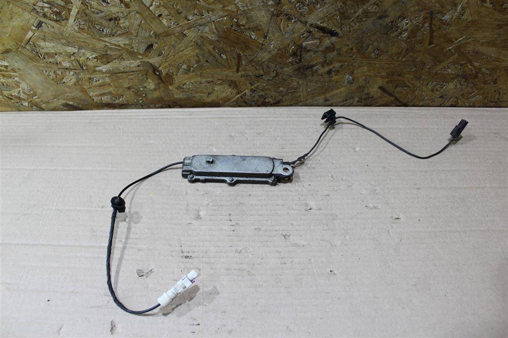 усилитель антенны Audi R8 42 2008, 4.0 л., TFSI, бензин, АКПП, купе, передний привод, 420035225AB, 420035225AB - фото №1