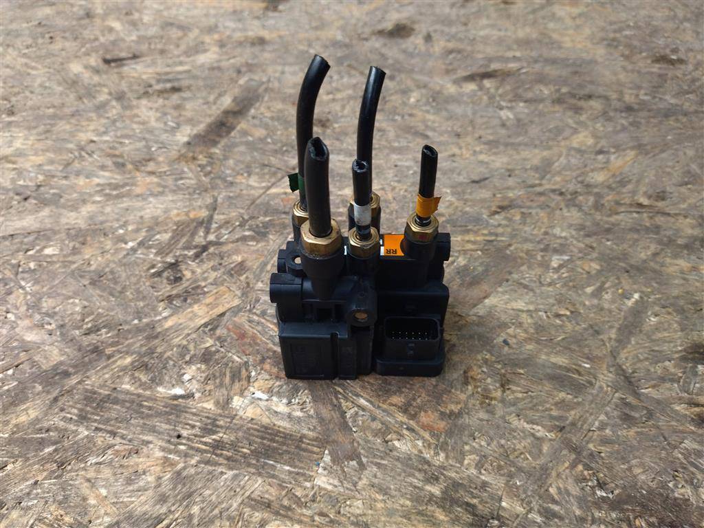 блок клапанов пневмоподвески Land Rover Range Rover 4 поколение L405 2016, 4.4 л., дизель, АКПП, полный привод, правый руль, JPLA5B710AA, JPLA5B710AA, LF31974774, T4K1338 - фото №1