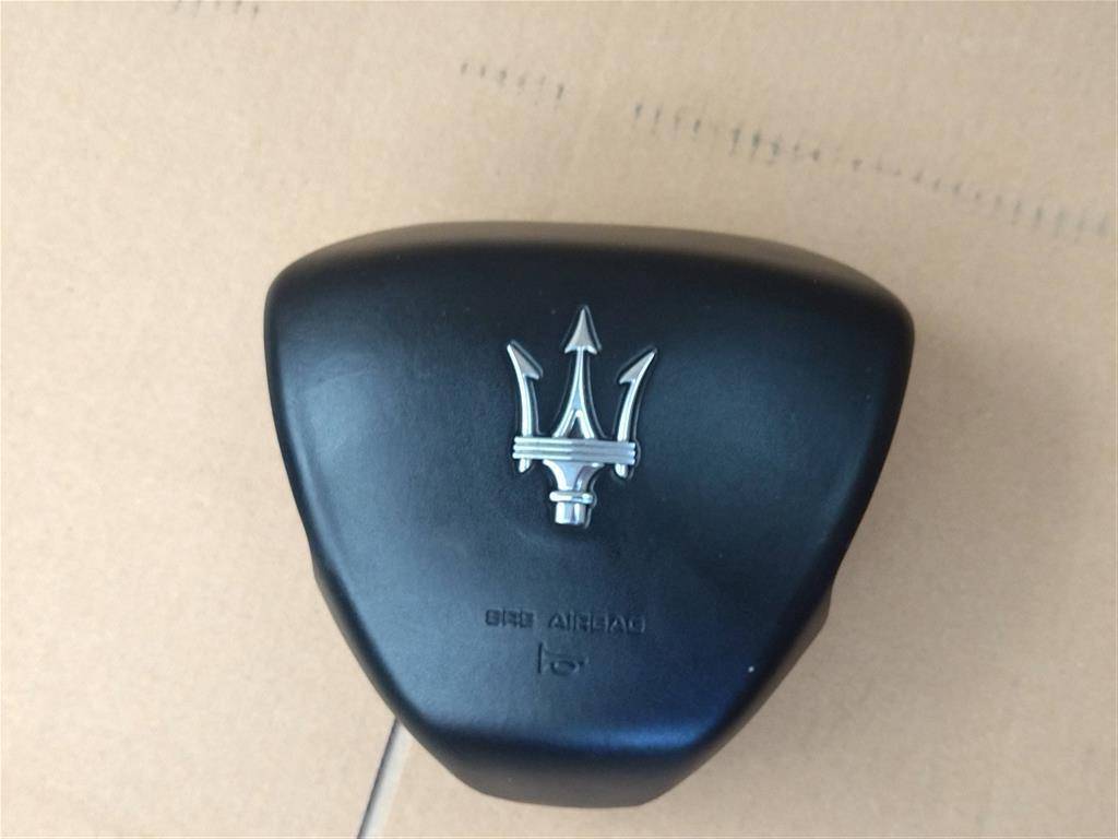 подушка безопасности коленная Maserati Quattroporte 6 поколение 2014, 3.0 л., дизель, АКПП, передний привод, B072770000, B072770000 - фото №1