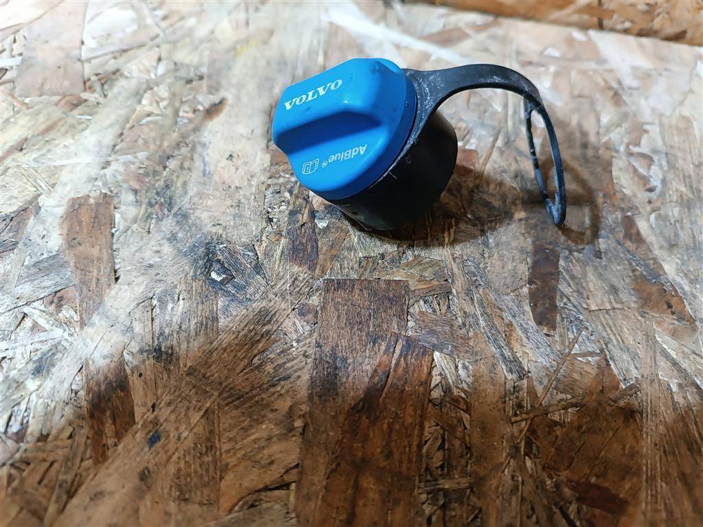 Крышка (пробка) бака AdBlue Volvo XC90 2 поколение 2019, 2.0 л., дизель, АКПП, передний привод, 31405817, 31405817 - фото №1