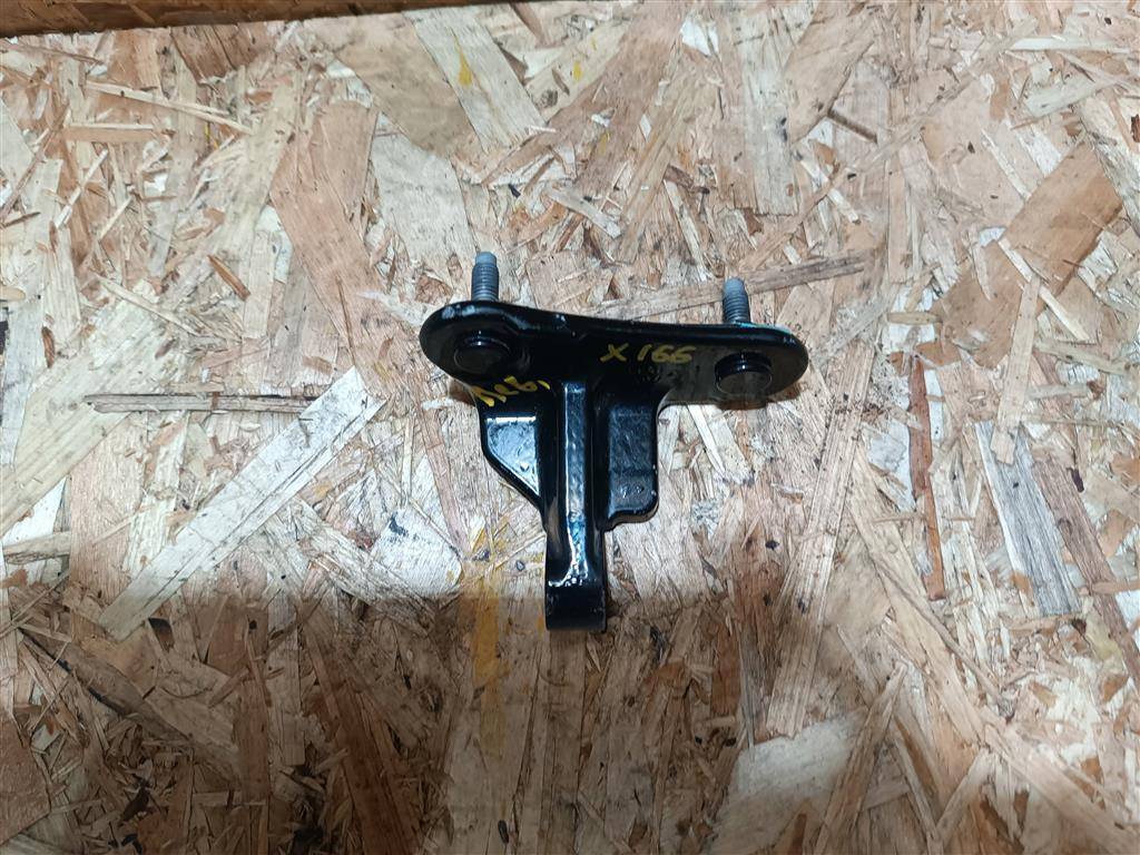 петля двери Mercedes-Benz GLS-Класс X166 2019, 3.0 л., CDi, дизель, АКПП, передний привод, A1667300137 - фото №1